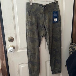 MARIKA CAMO JOGGER PANTS: GREEN/GRAY Camouflage : NWT: SZ M